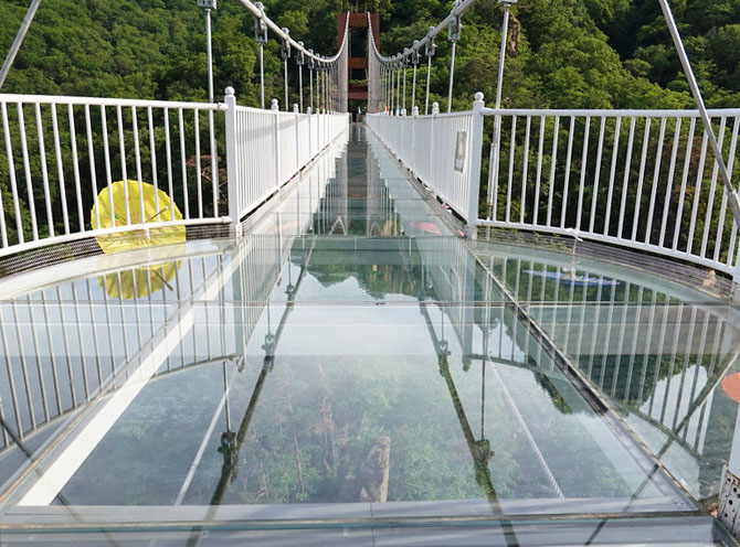 Huguxia Glass Footbridge2.jpg
