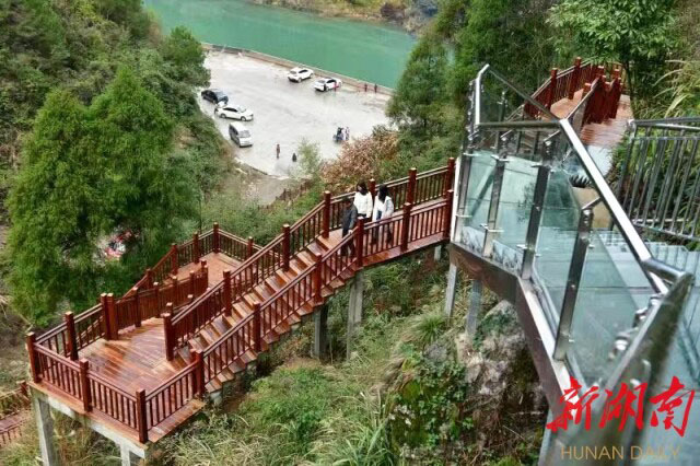 Shangui Glass Footbridge8.jpg