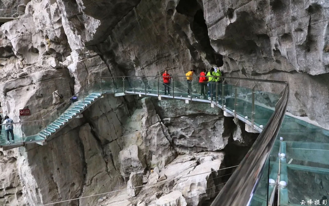 Luocheng Tiankeng Footbridge GlassPanels.jpg