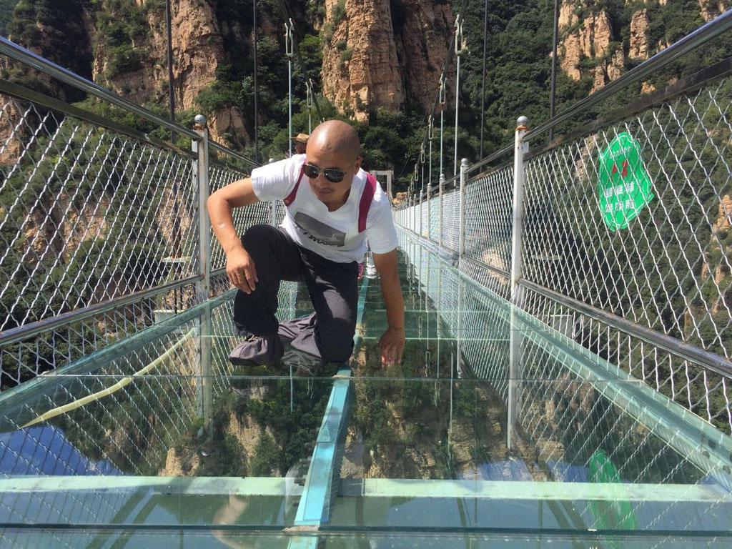 Tianyunshan Glass FootbridgeSurface.jpg