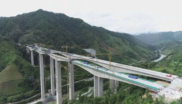 Longjiang Bridge MangliangCranes.jpg