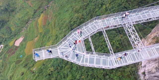 Xianrenchuhai Glass Footbridge Tip.jpg