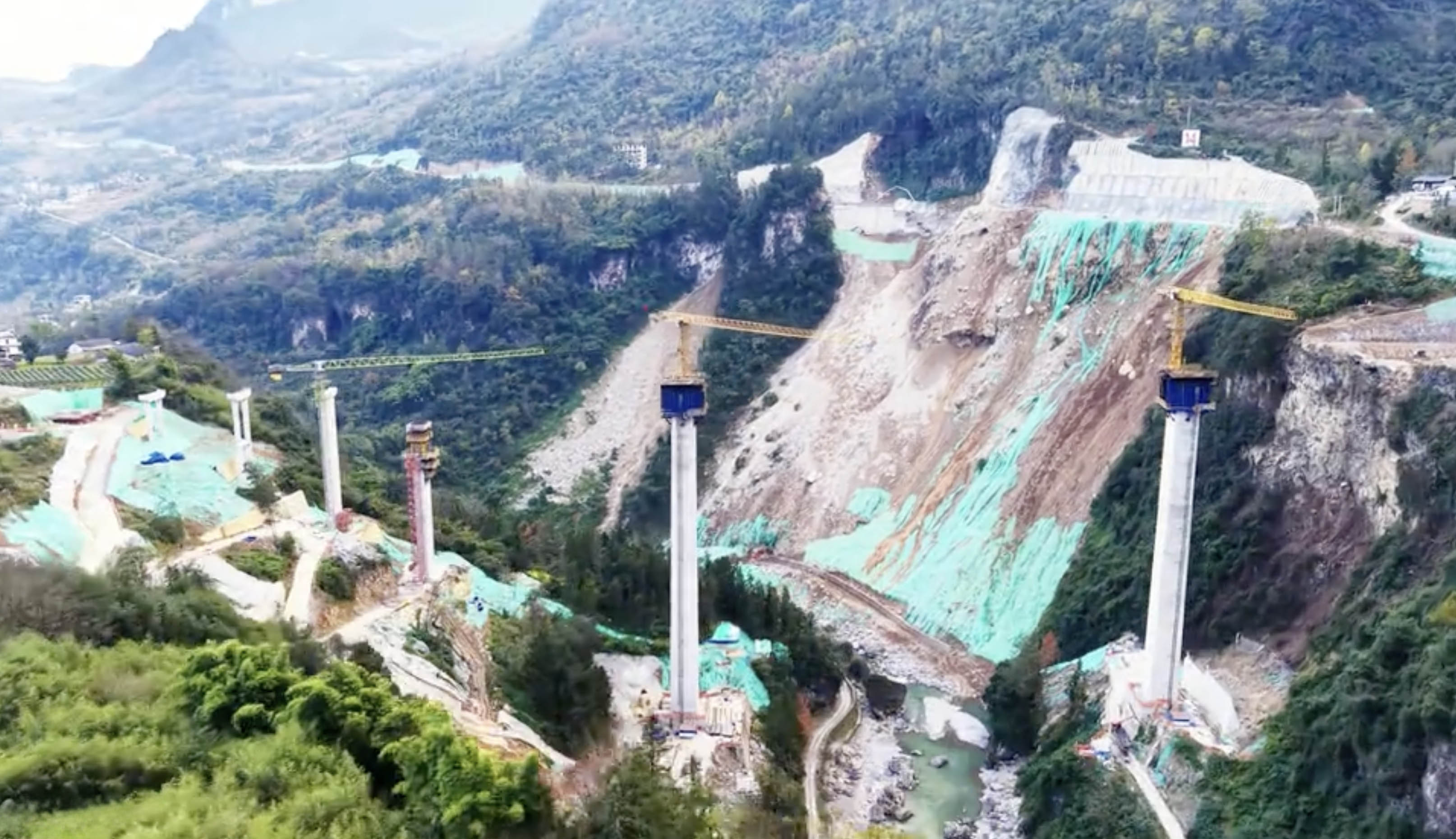 Qingjiang Bridge YaojiapingCloudyCranes.jpg