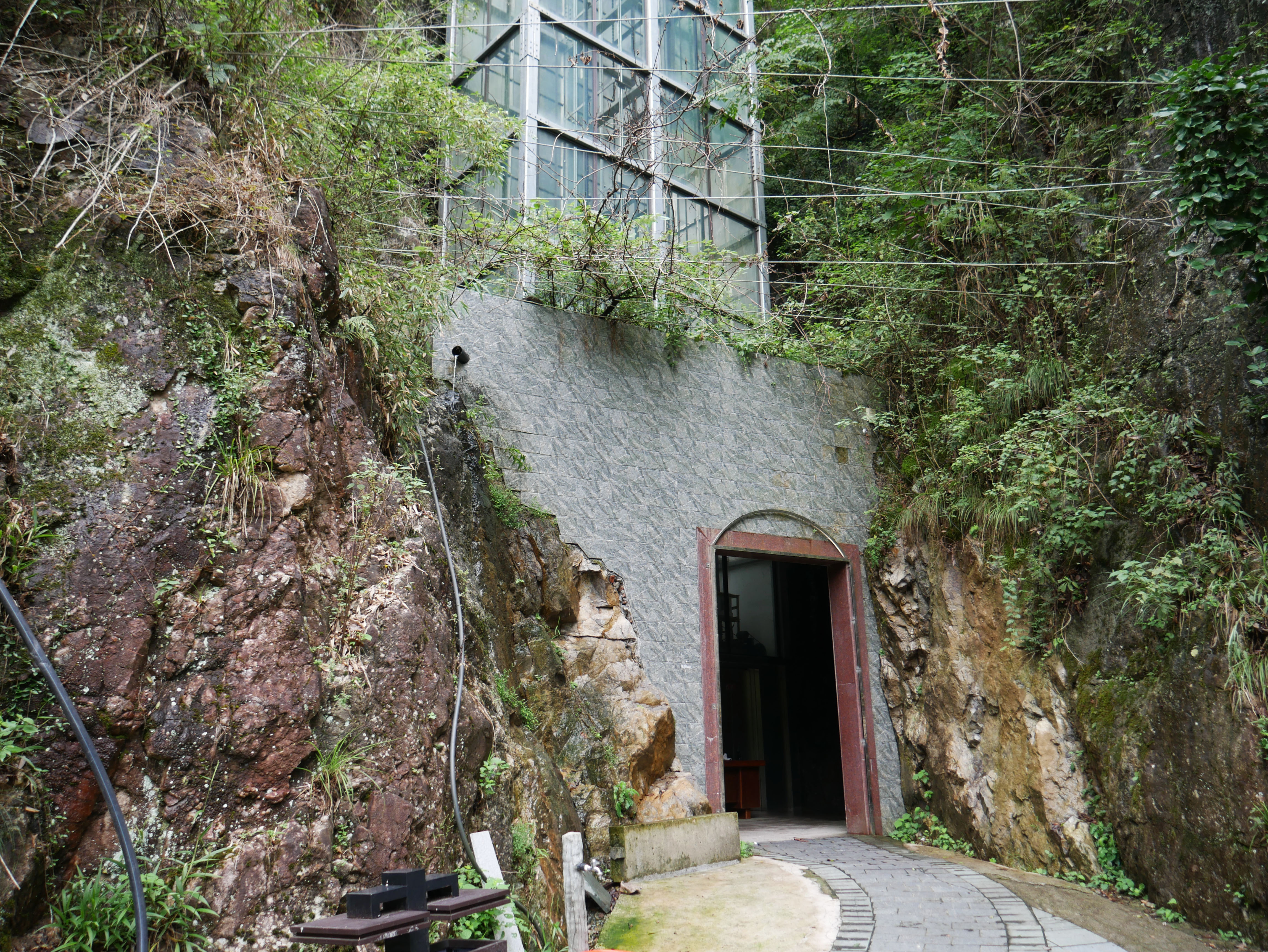 DapanshanScenicAreaElevatorGlassBottom.JPG