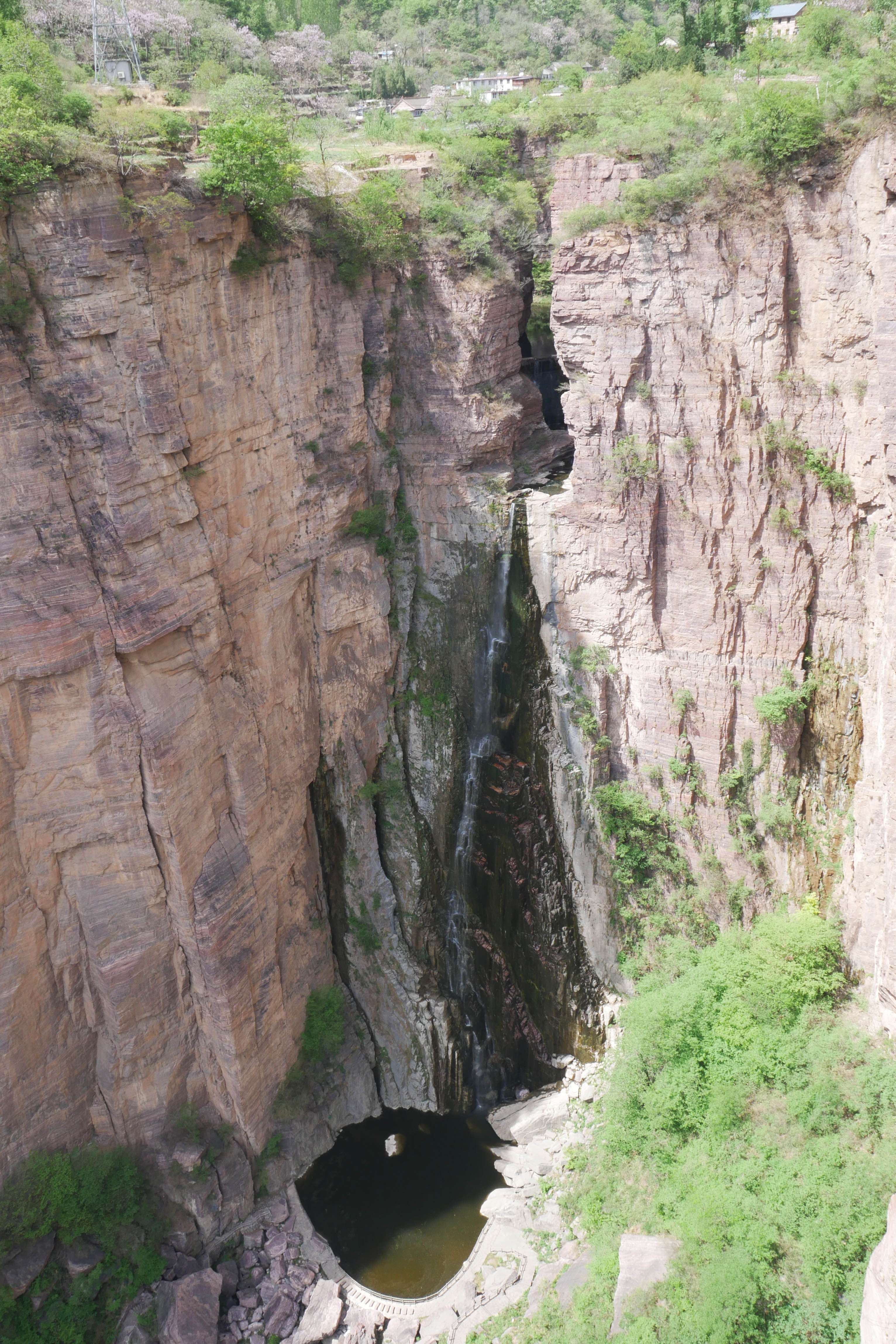 Baligou ScenicElevatorSmallWaterfall.JPG