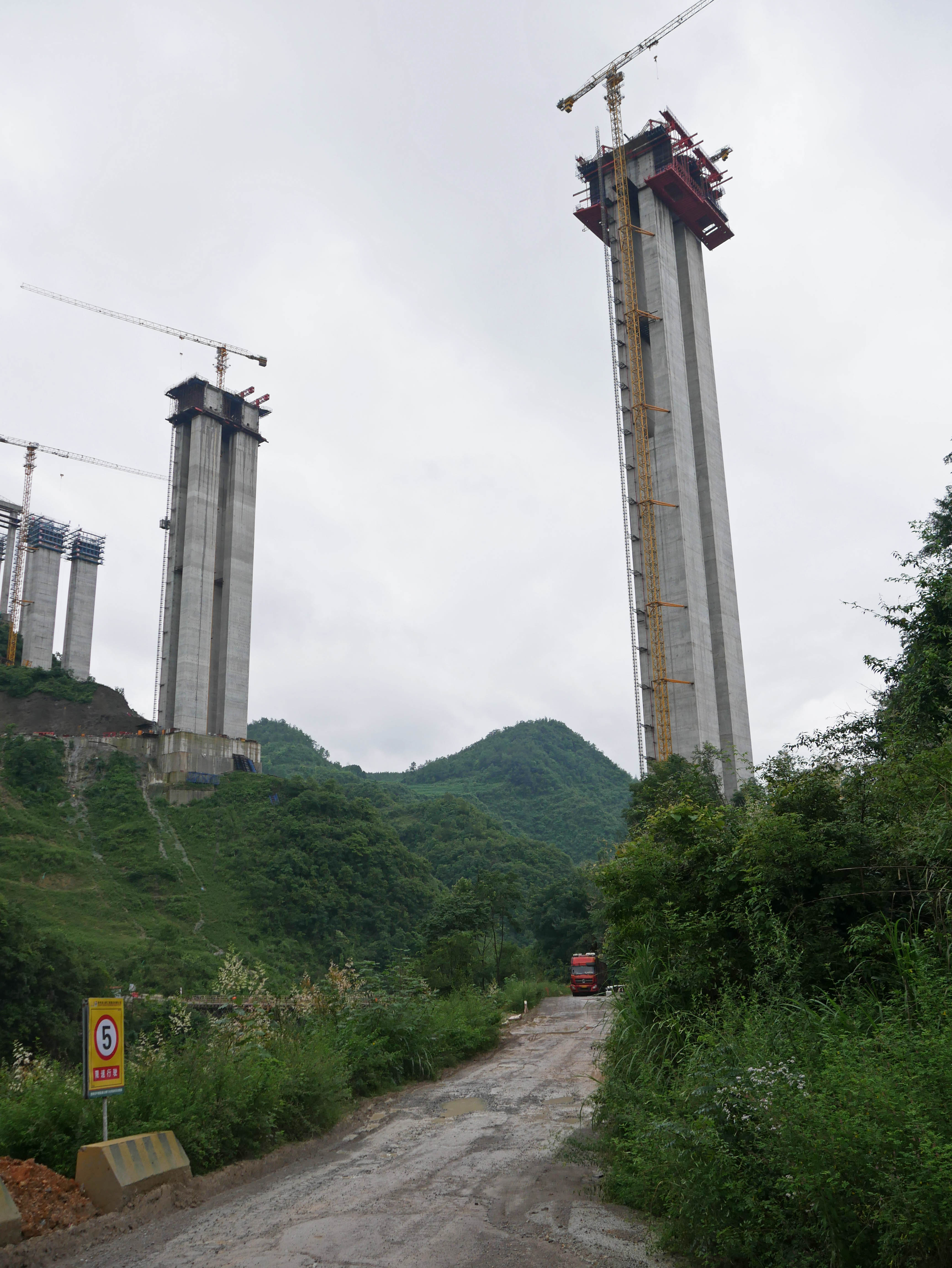 NanminghePierCranes.JPG