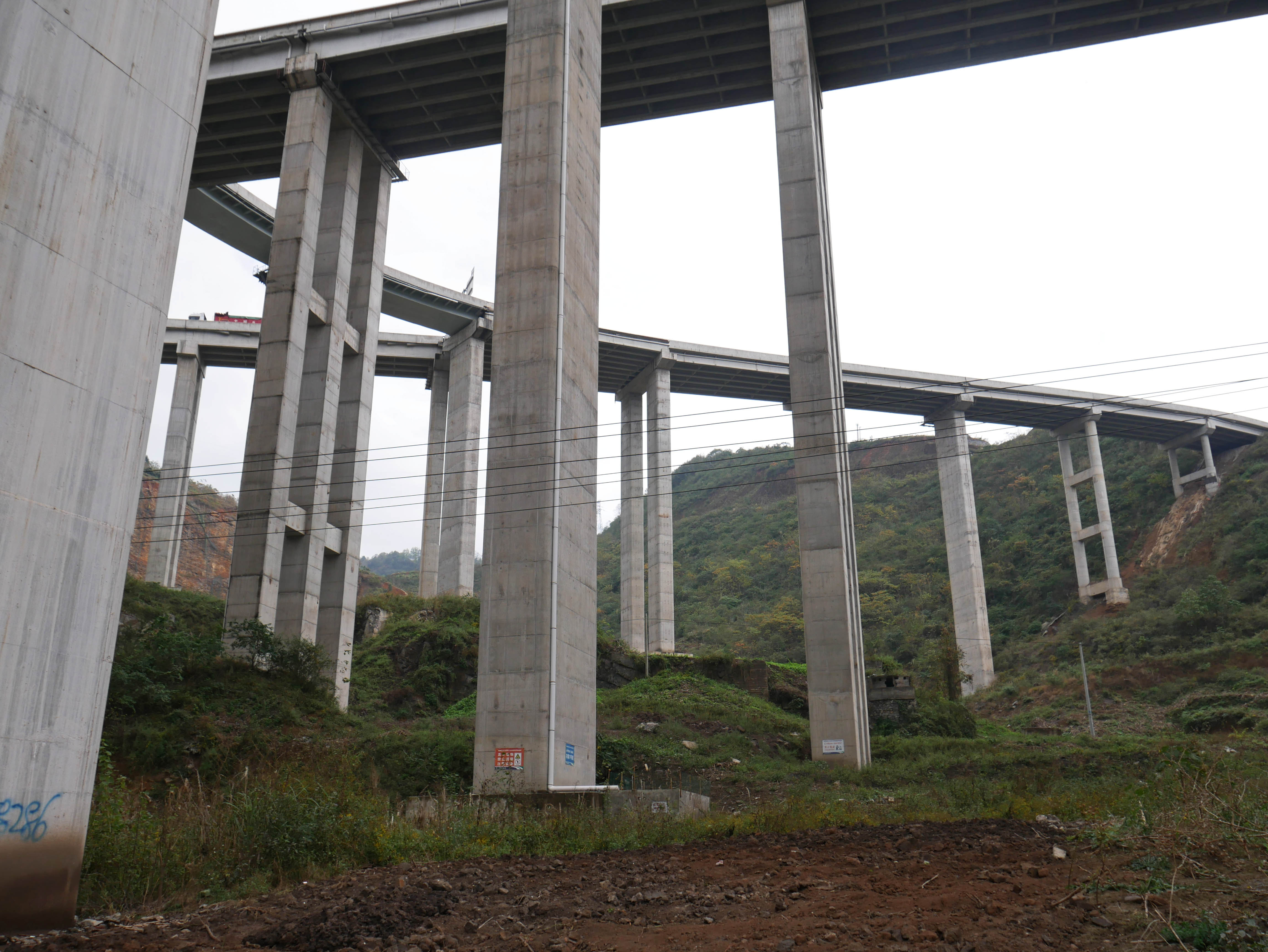 YemachuanzhenInterchangeS20andS61Piers.JPG