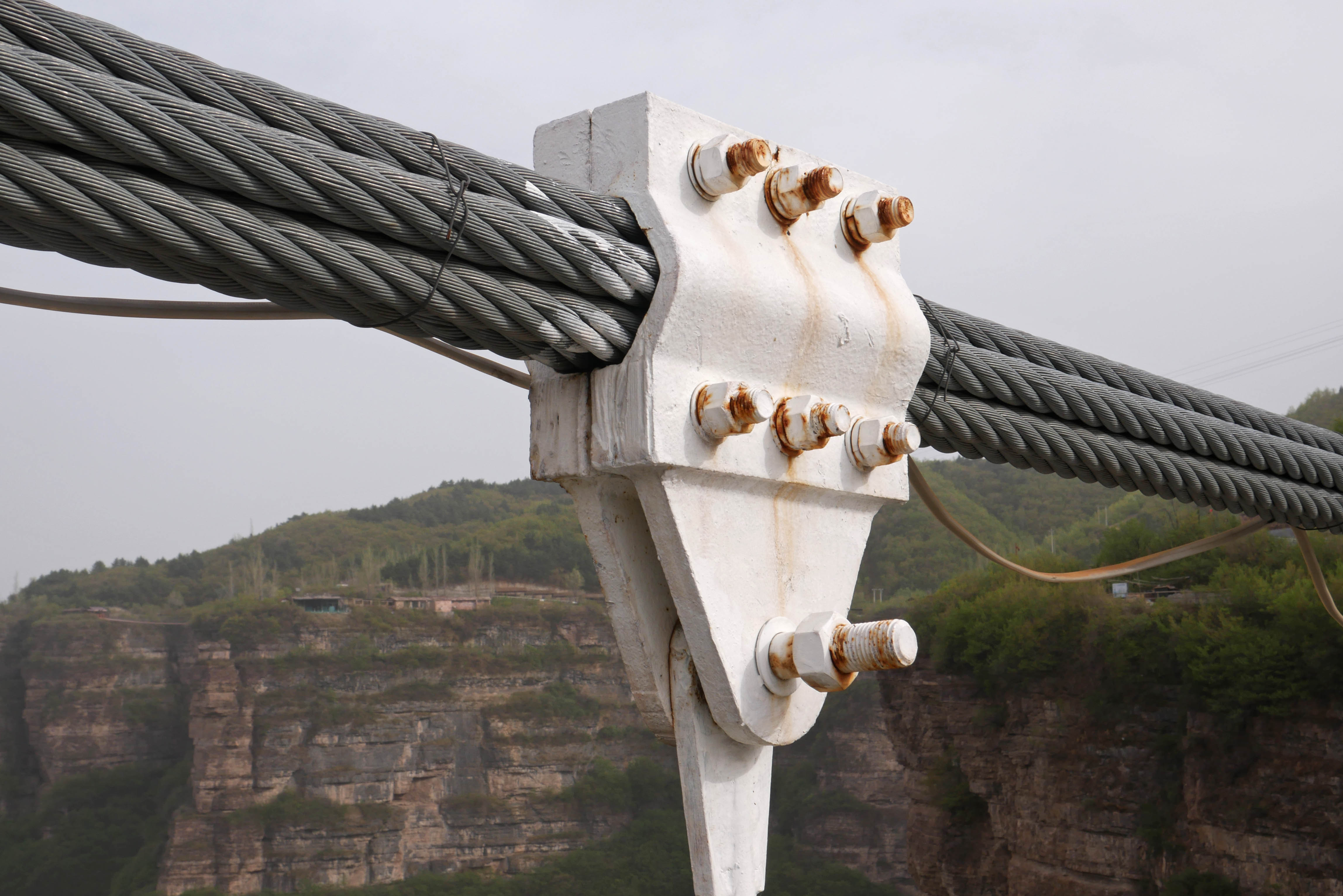 Taihang GlassFootbridgeCablesClamp.JPG