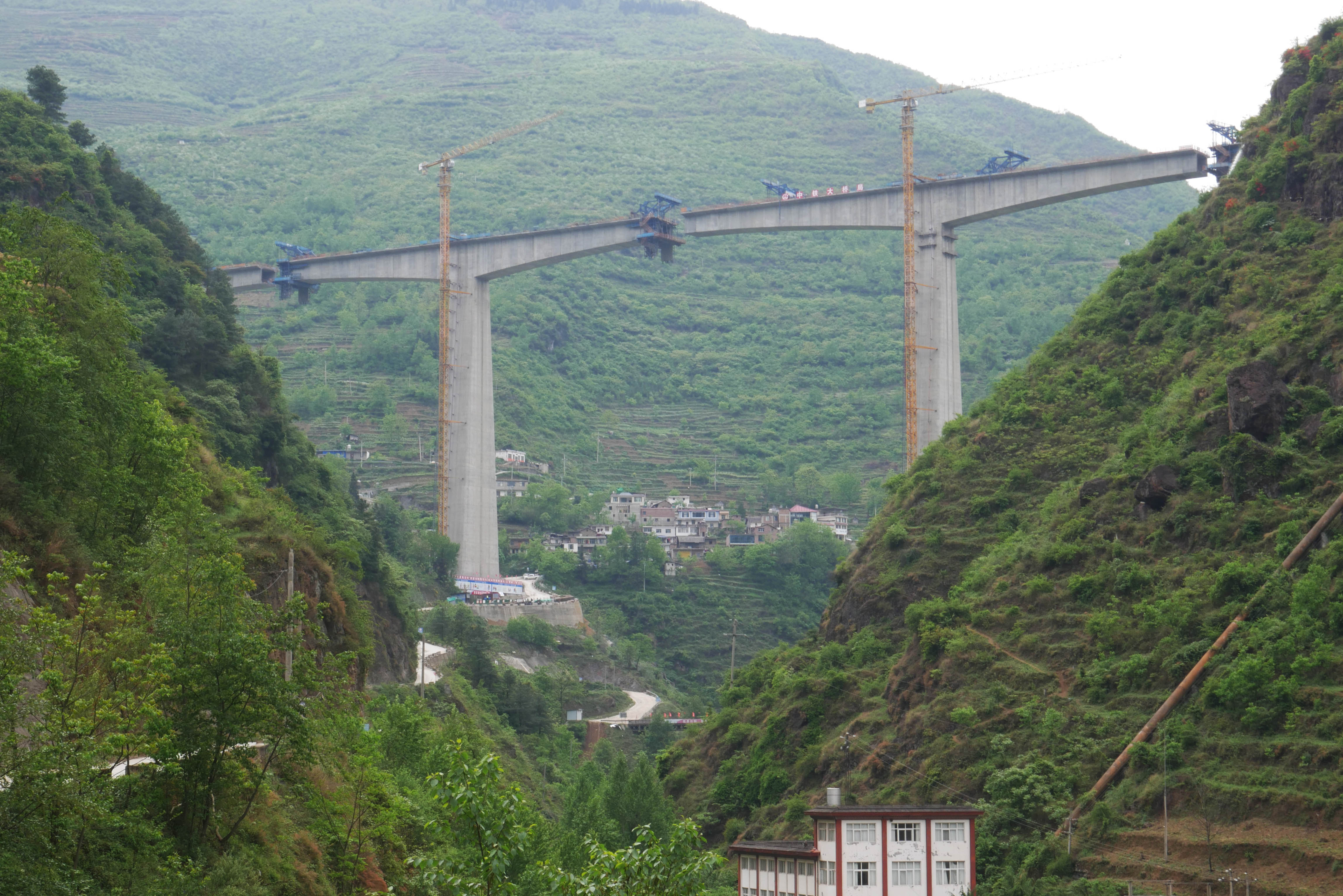 Xiaolongtan RailwayValleyLonglens.JPG