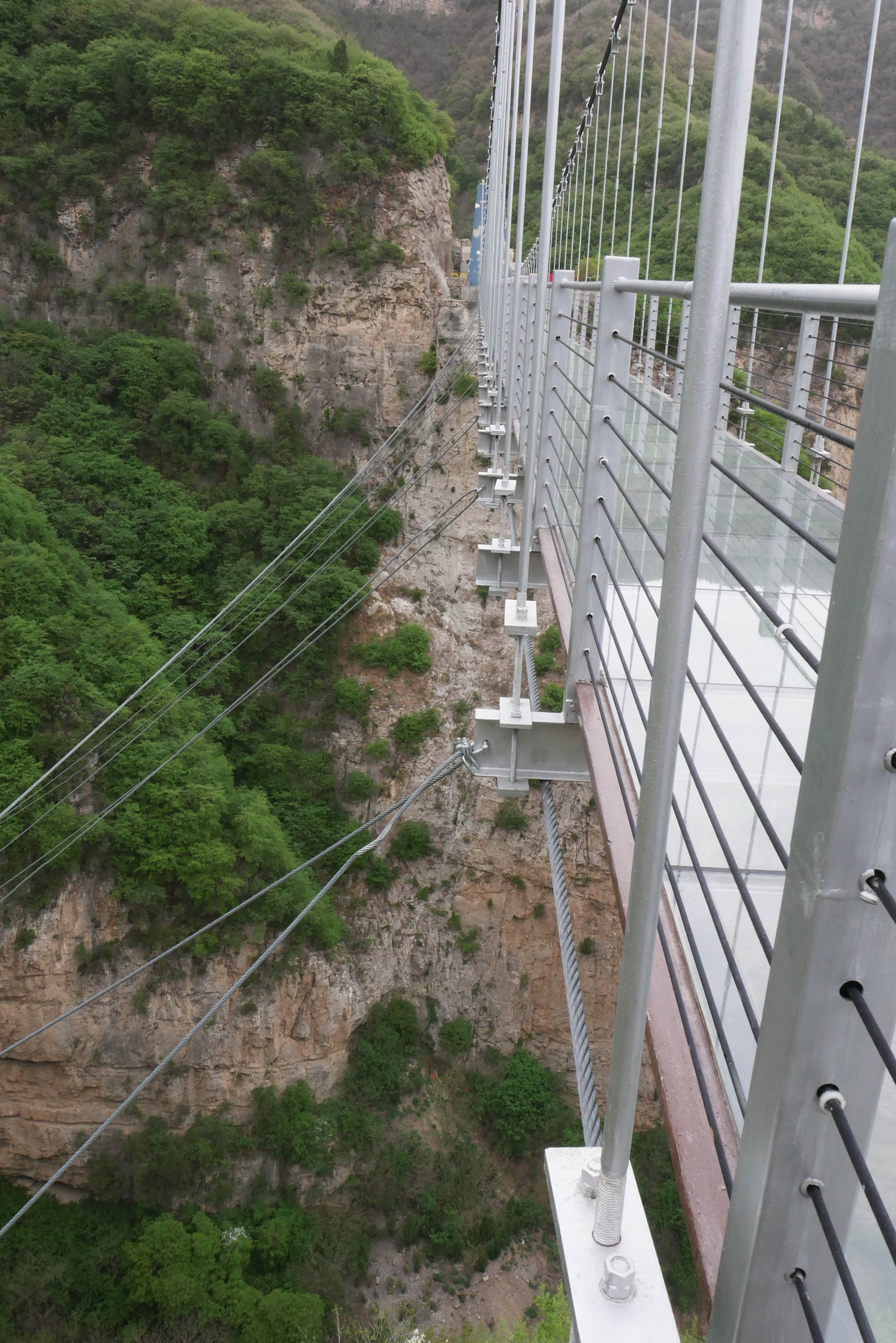 Yunqiushan GlassSideWires.JPG