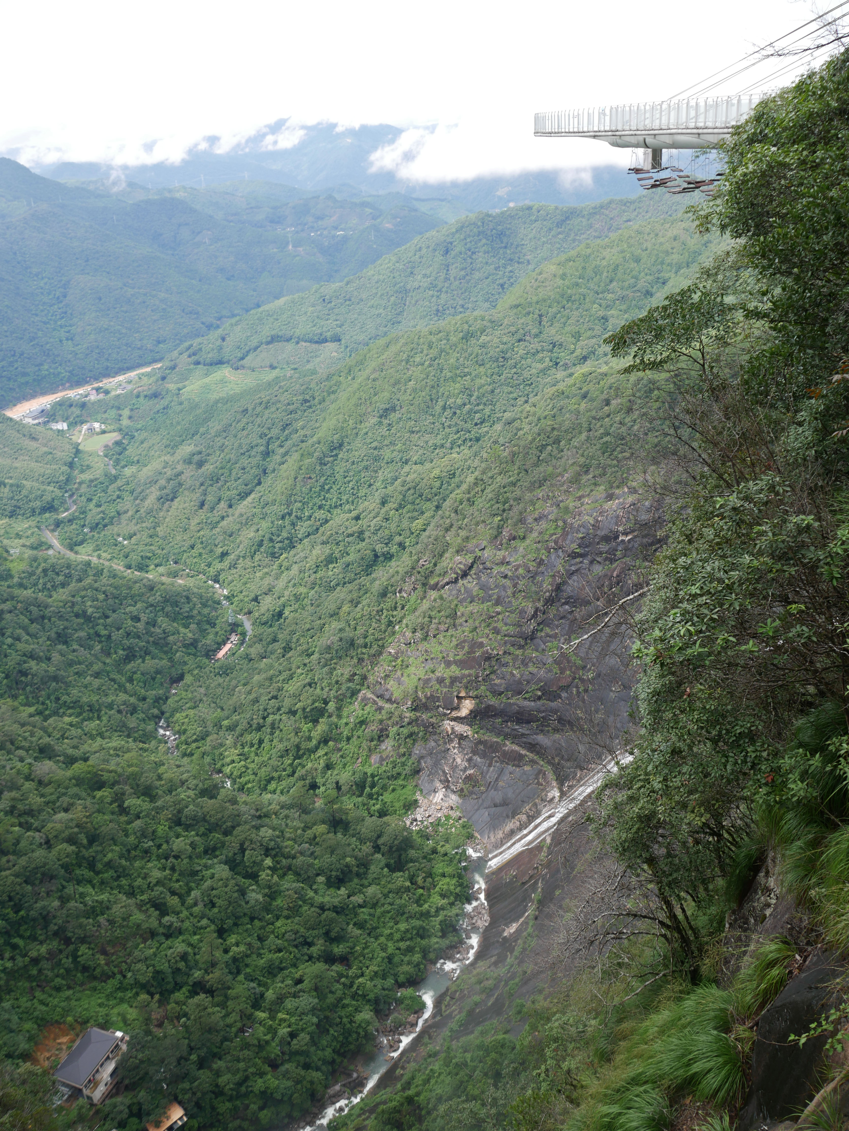 Shiniushan GlassSlopeWaterflow.JPG