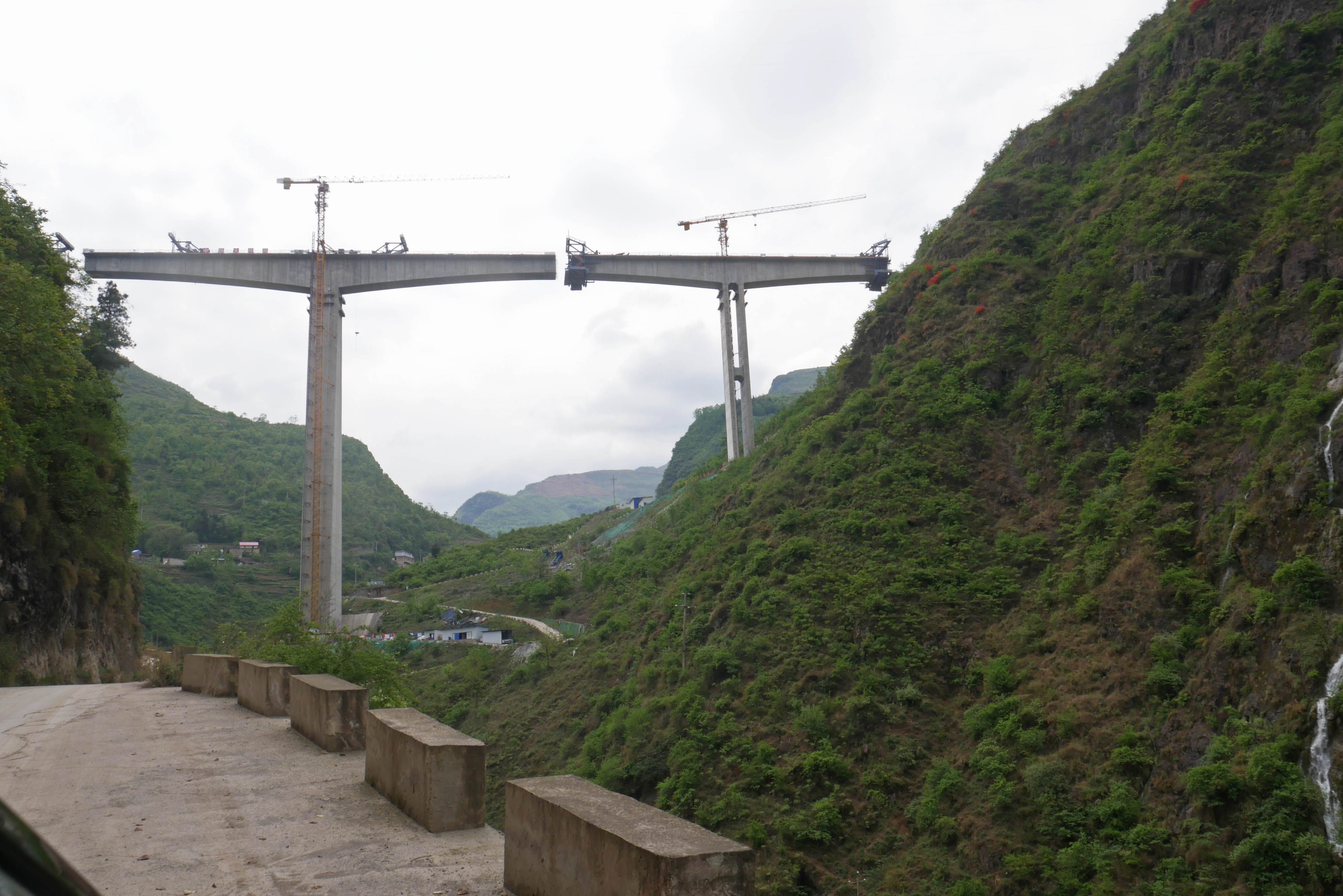 Xiaolongtan RailwayRoadEdge.JPG