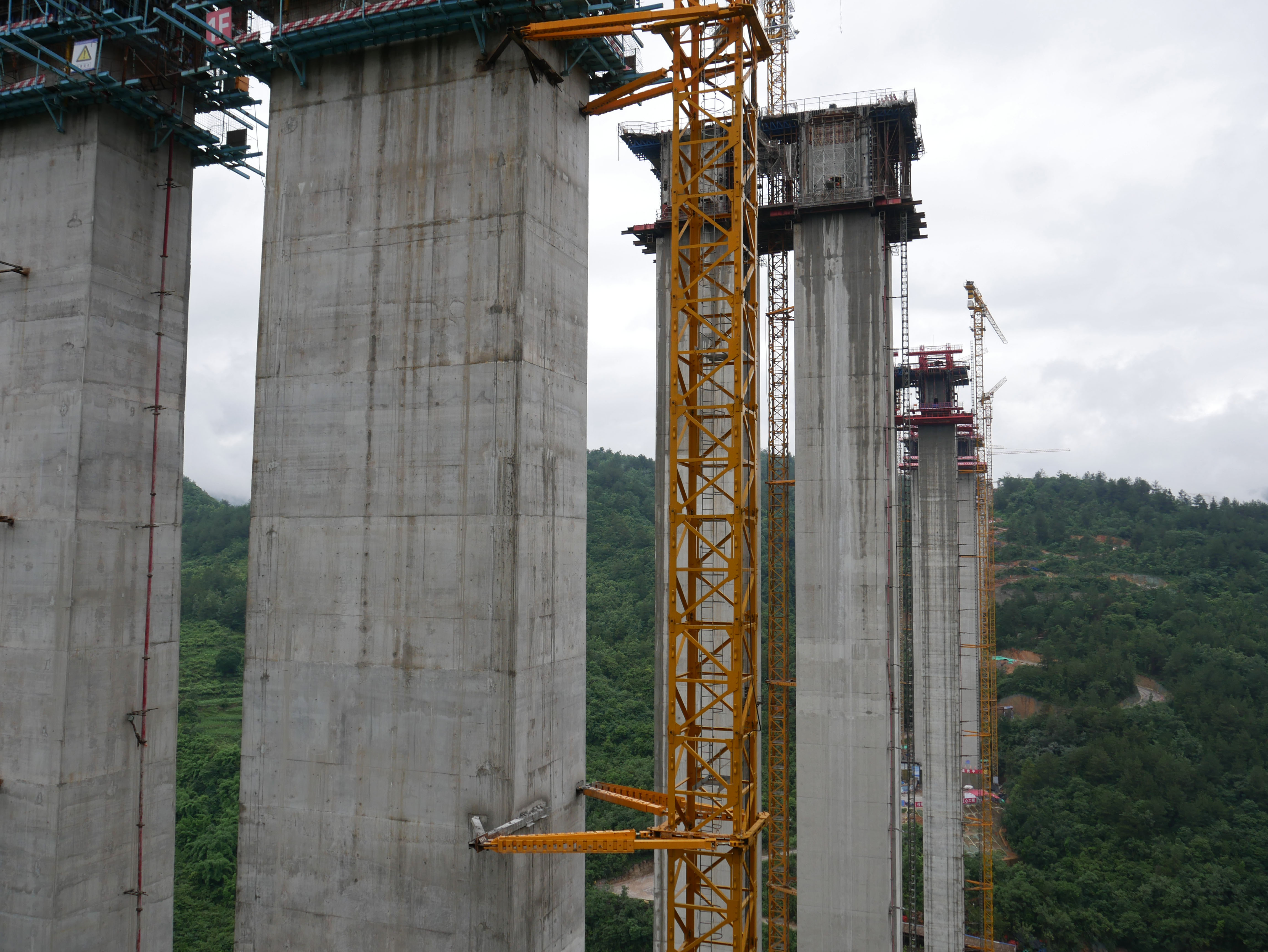 NanminghePiersYellowCrane.JPG