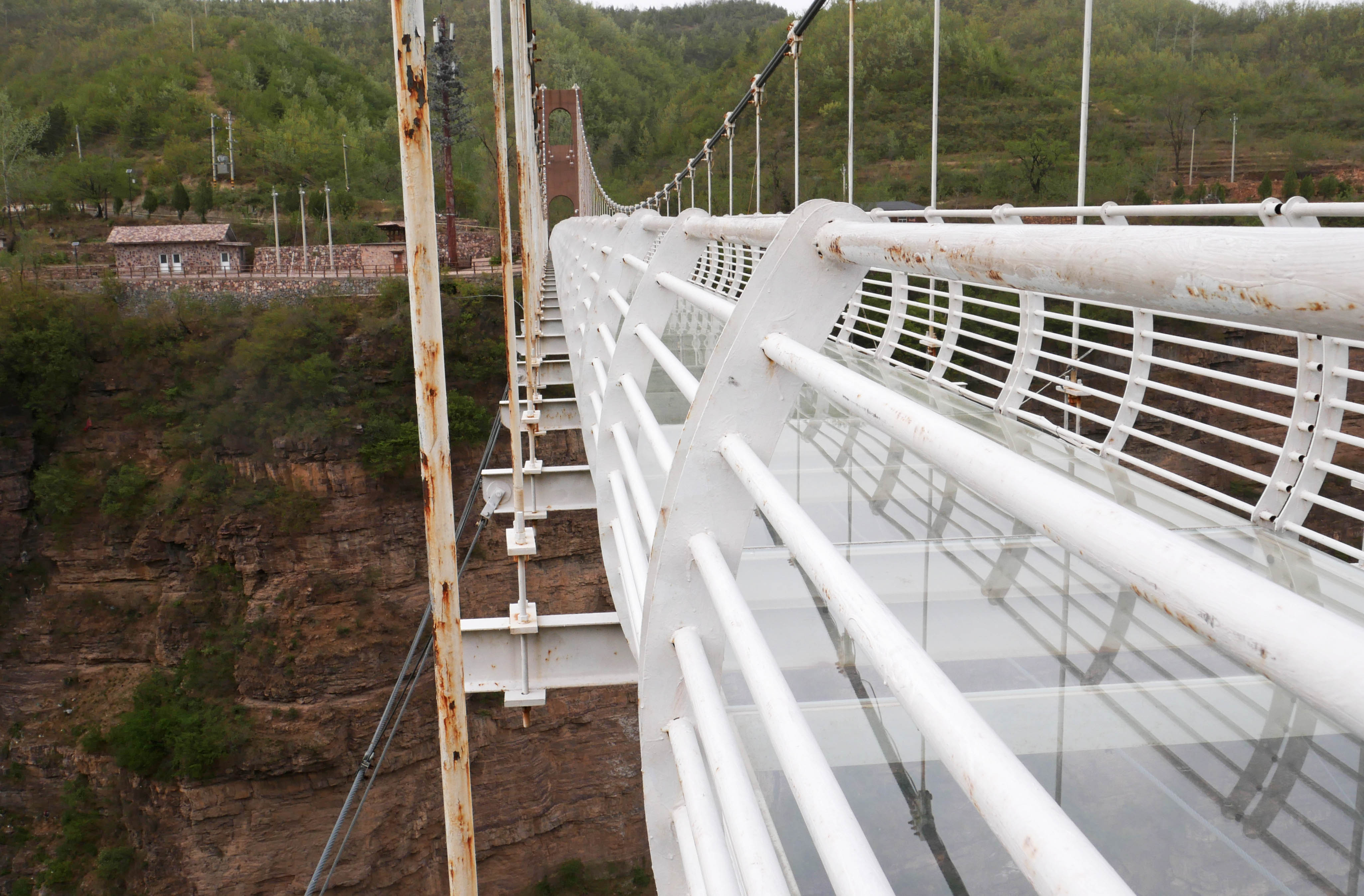 Taihang GlassFootbridgeEdge.JPG