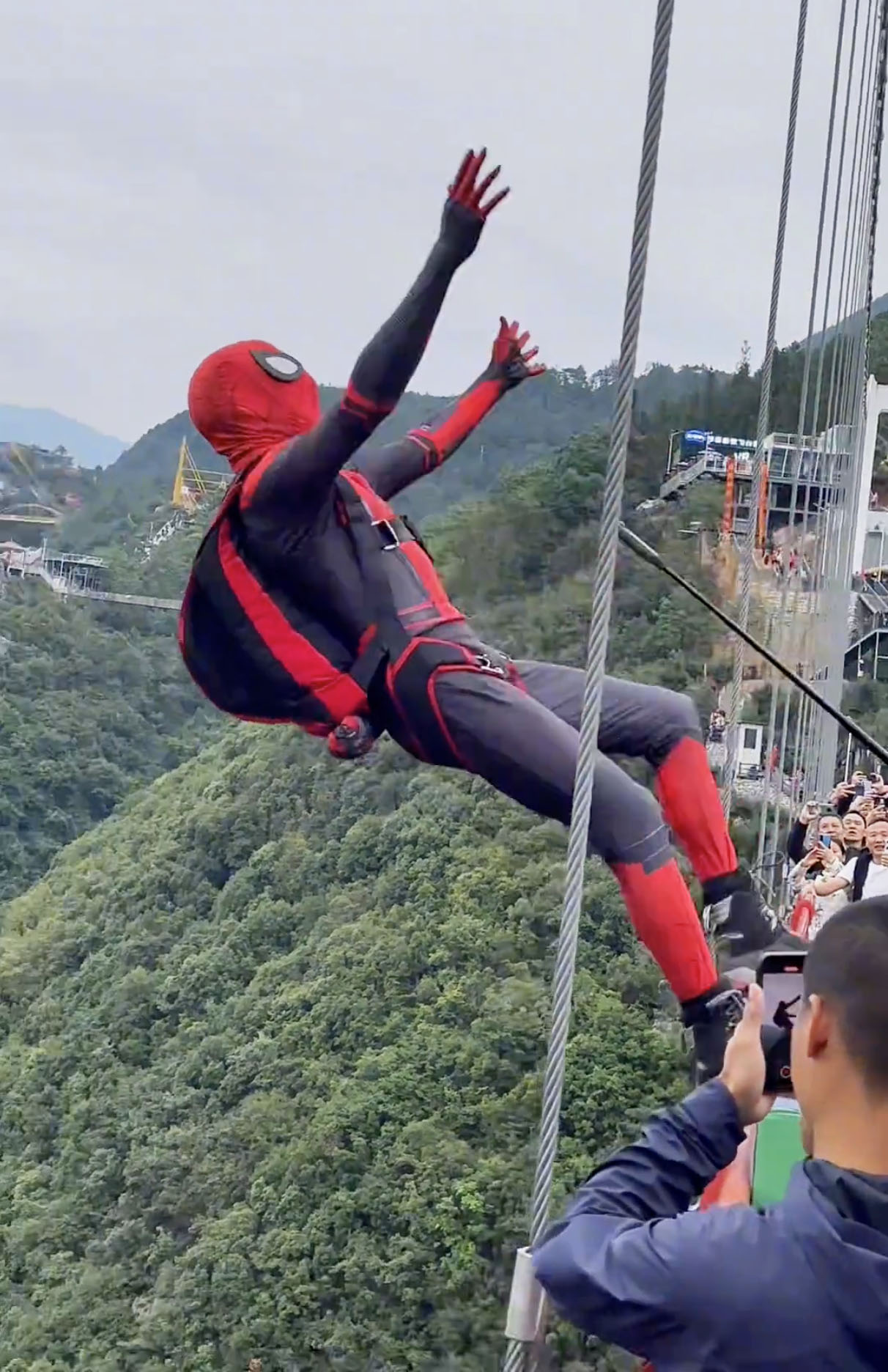 NizhuheSpidermanFallsFootbridge.jpg
