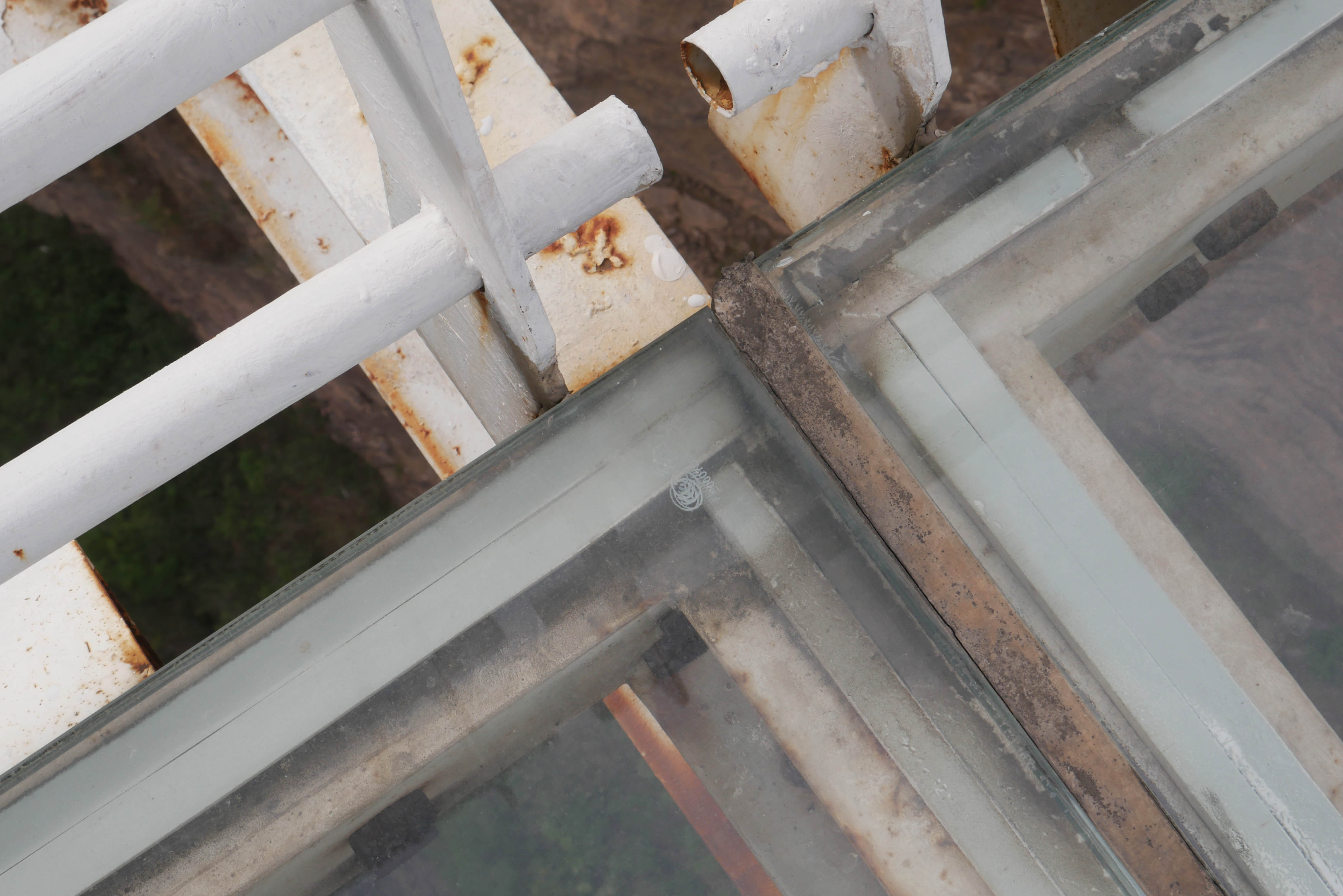Taihang GlassFootbridgePanelClose.JPG