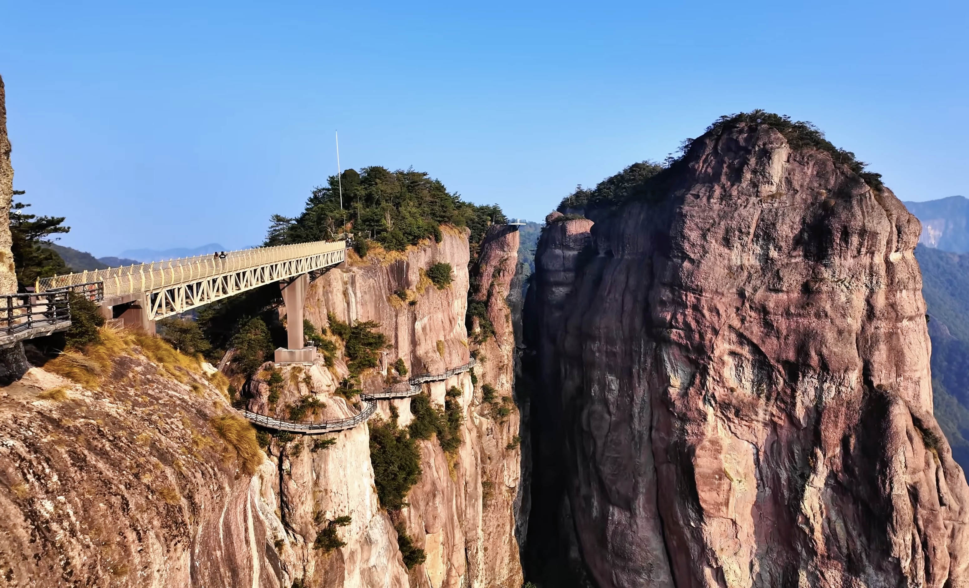 Hongmeng Footbridge CliffwalkDropView.jpg