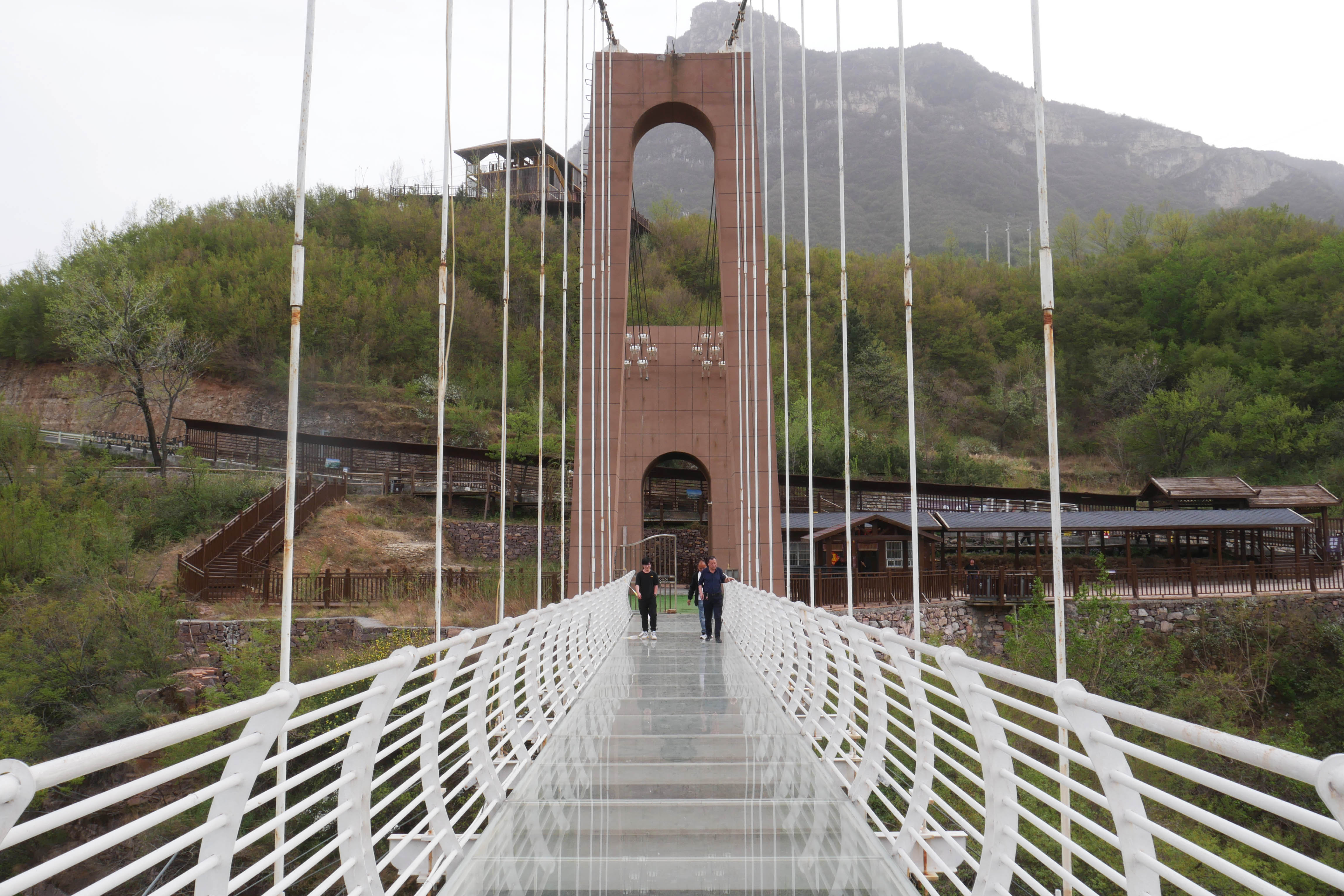 Taihang GlassFootbridgeDeckPeople.JPG