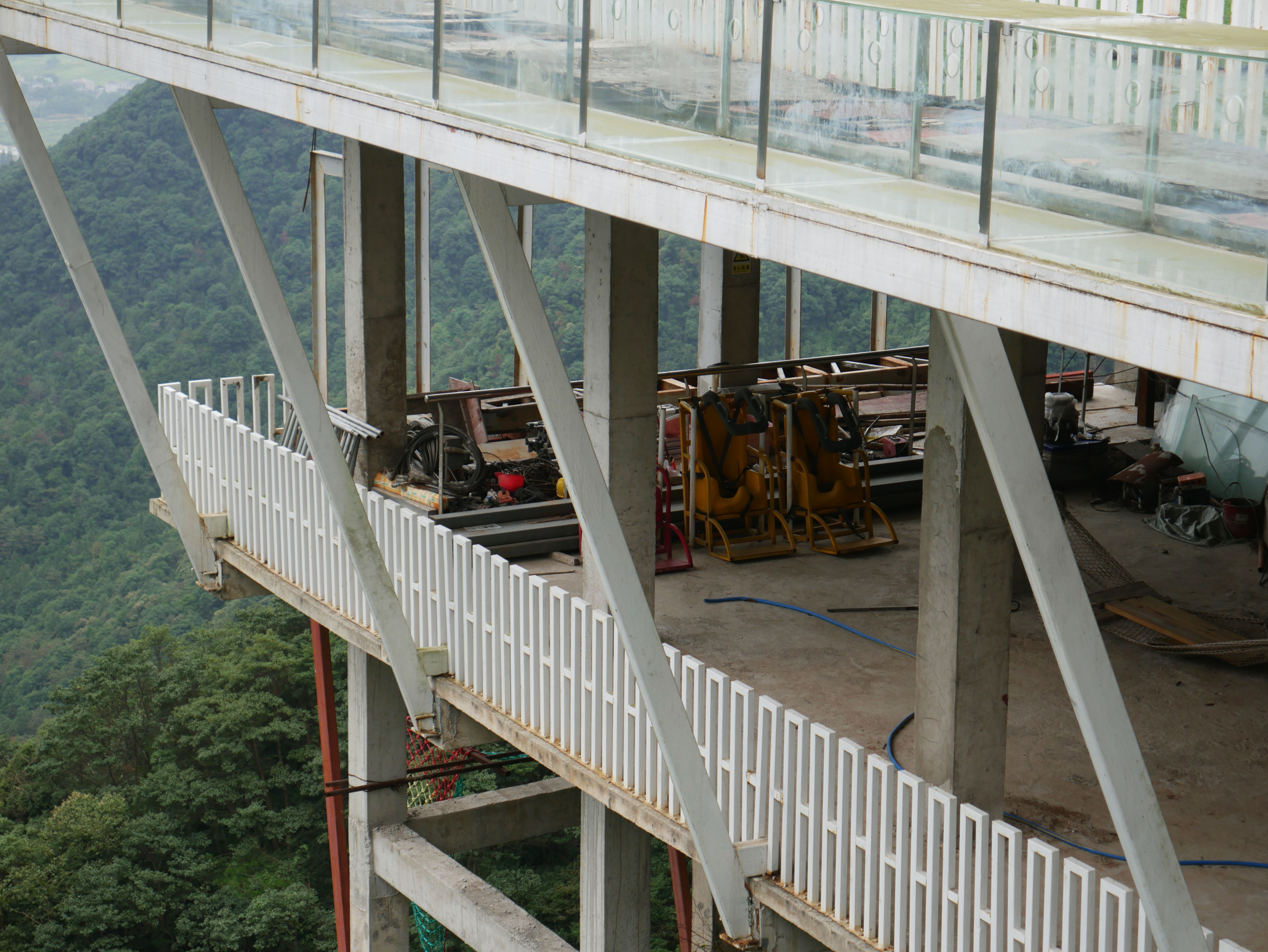 Lianghuangshan GlassSwingSeats.JPG