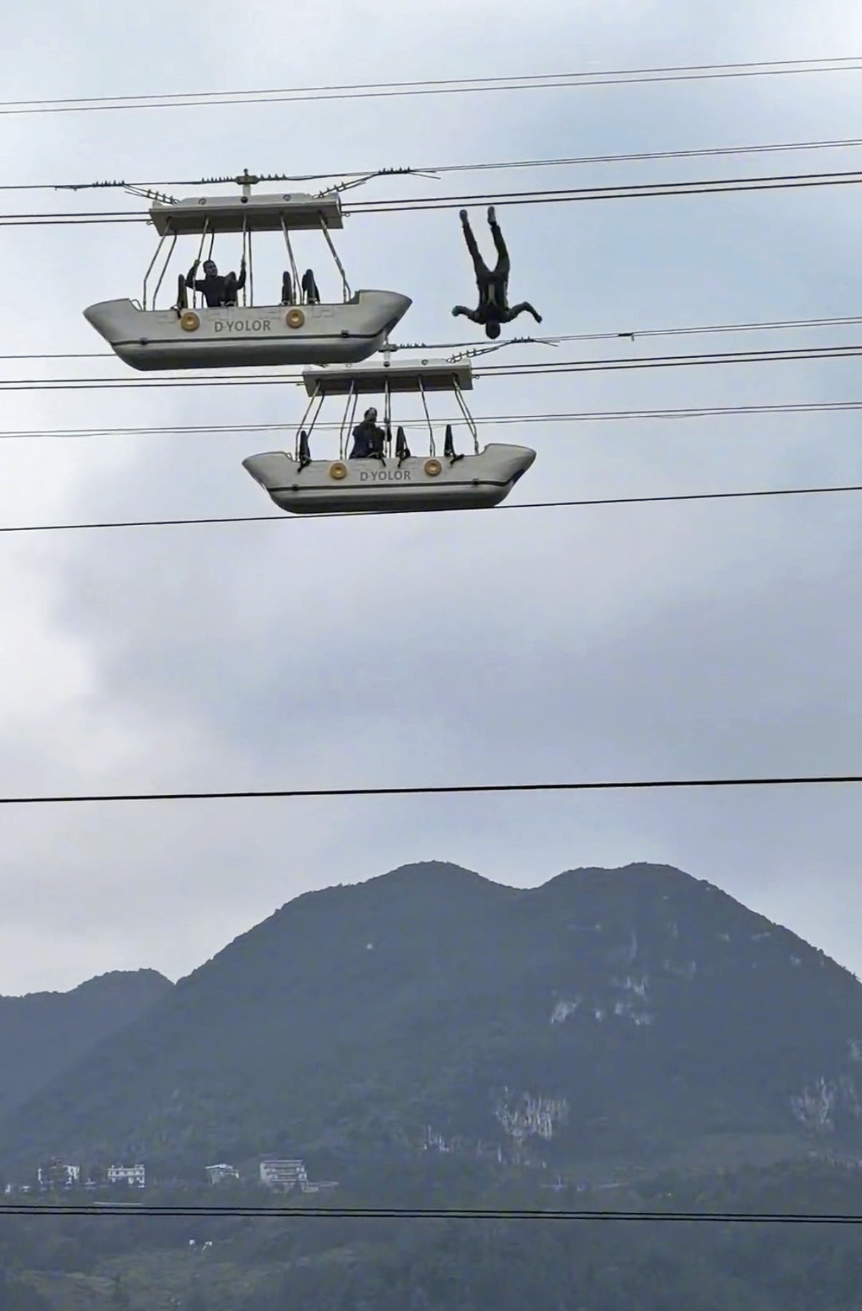 NizhuheGondolaDropSky.jpg
