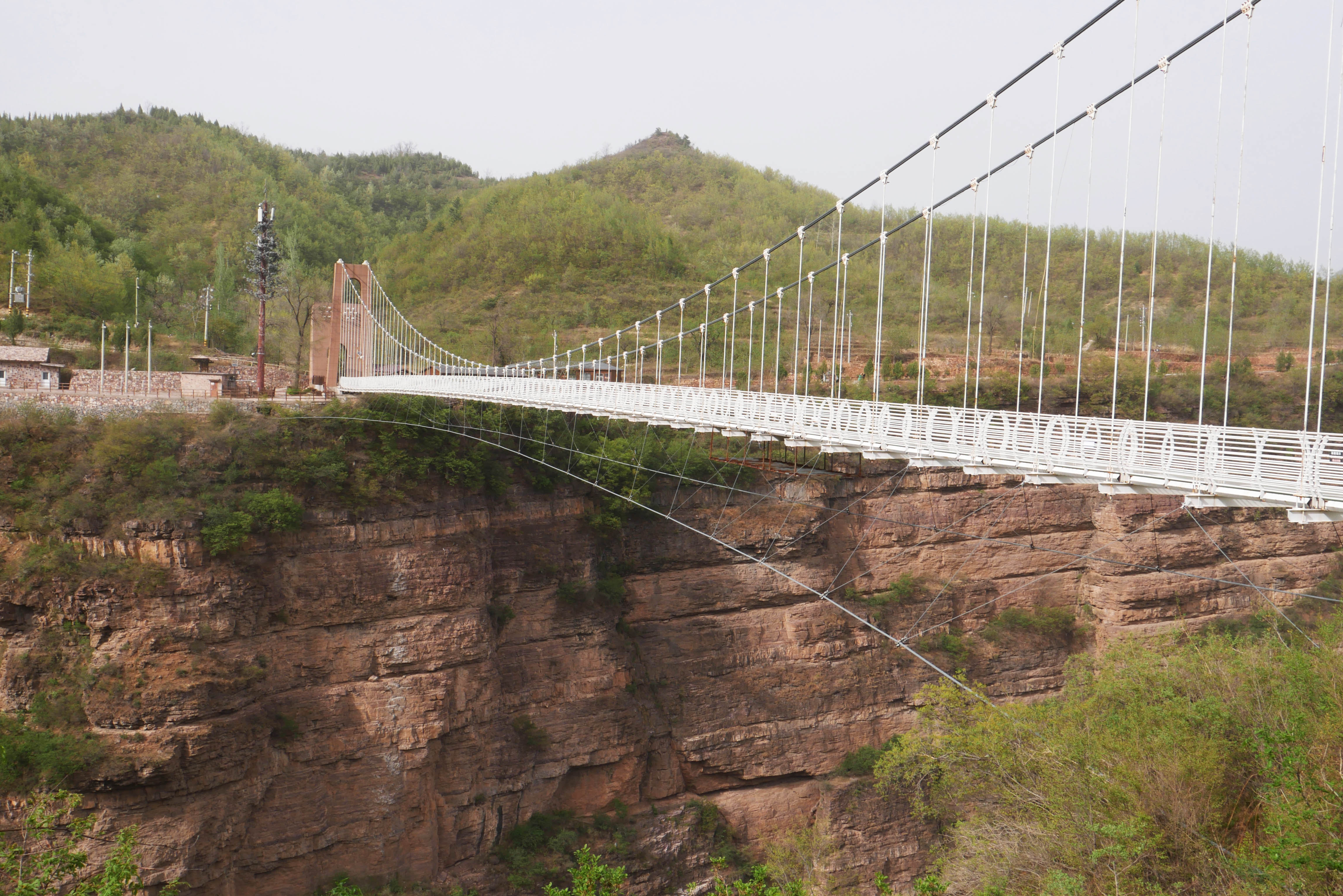 Taihang GlassFootbridgeWindCables.JPG