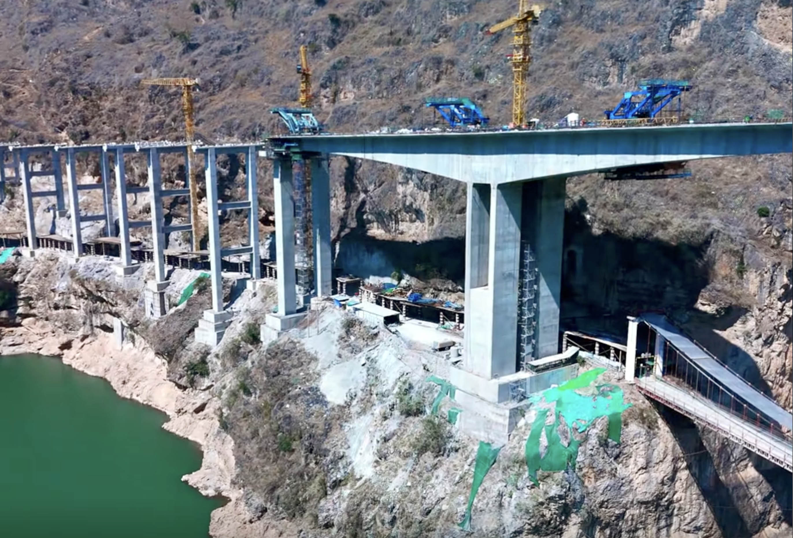 Xixihe Bridge G4216BeamApproachSpans.jpg