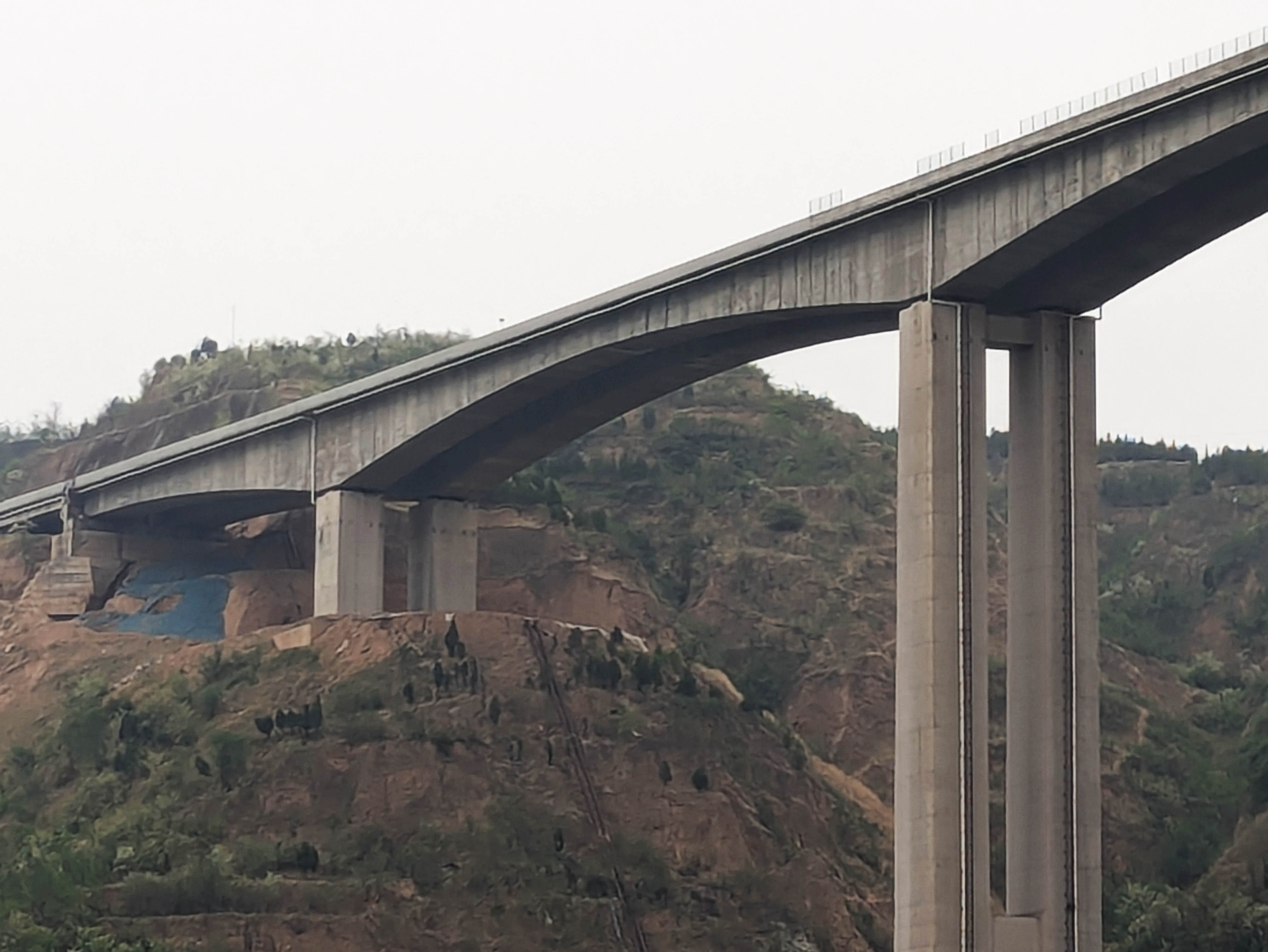 HongnongjianheLonglensCliffEdge.jpg