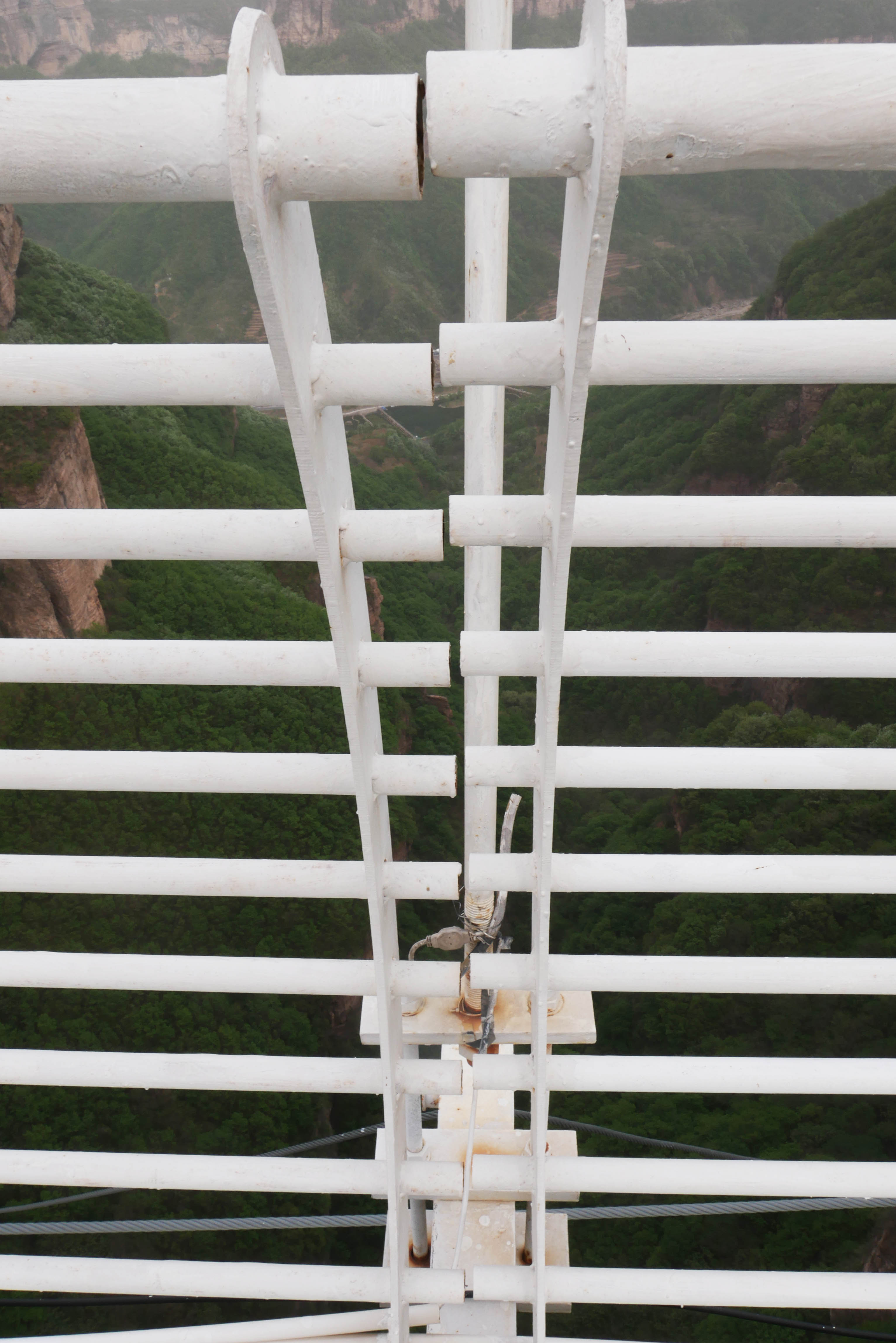 Taihang GlassFootbridgeRailingJoint.JPG