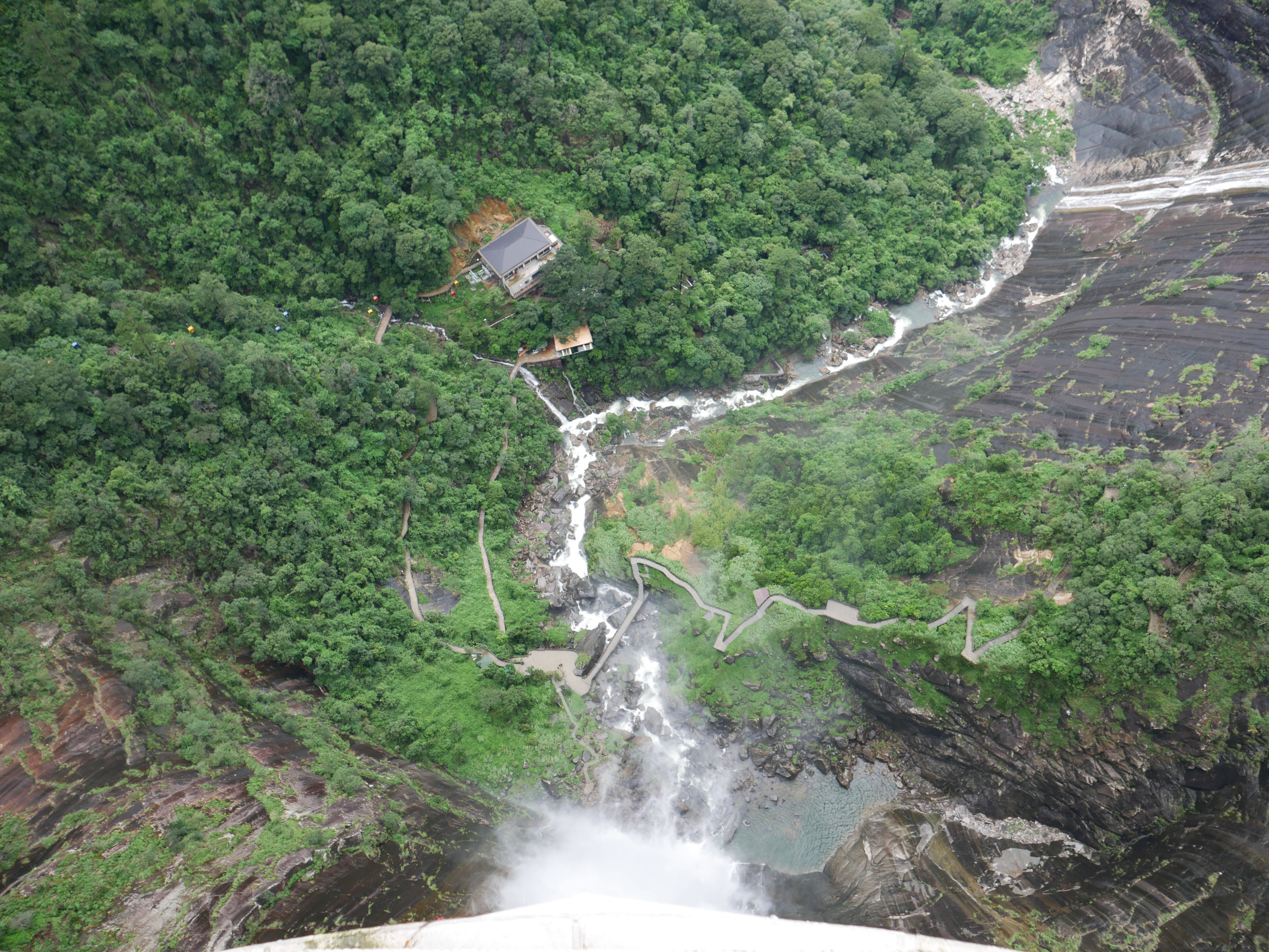 Shiniushan GlassWaterfall.JPG