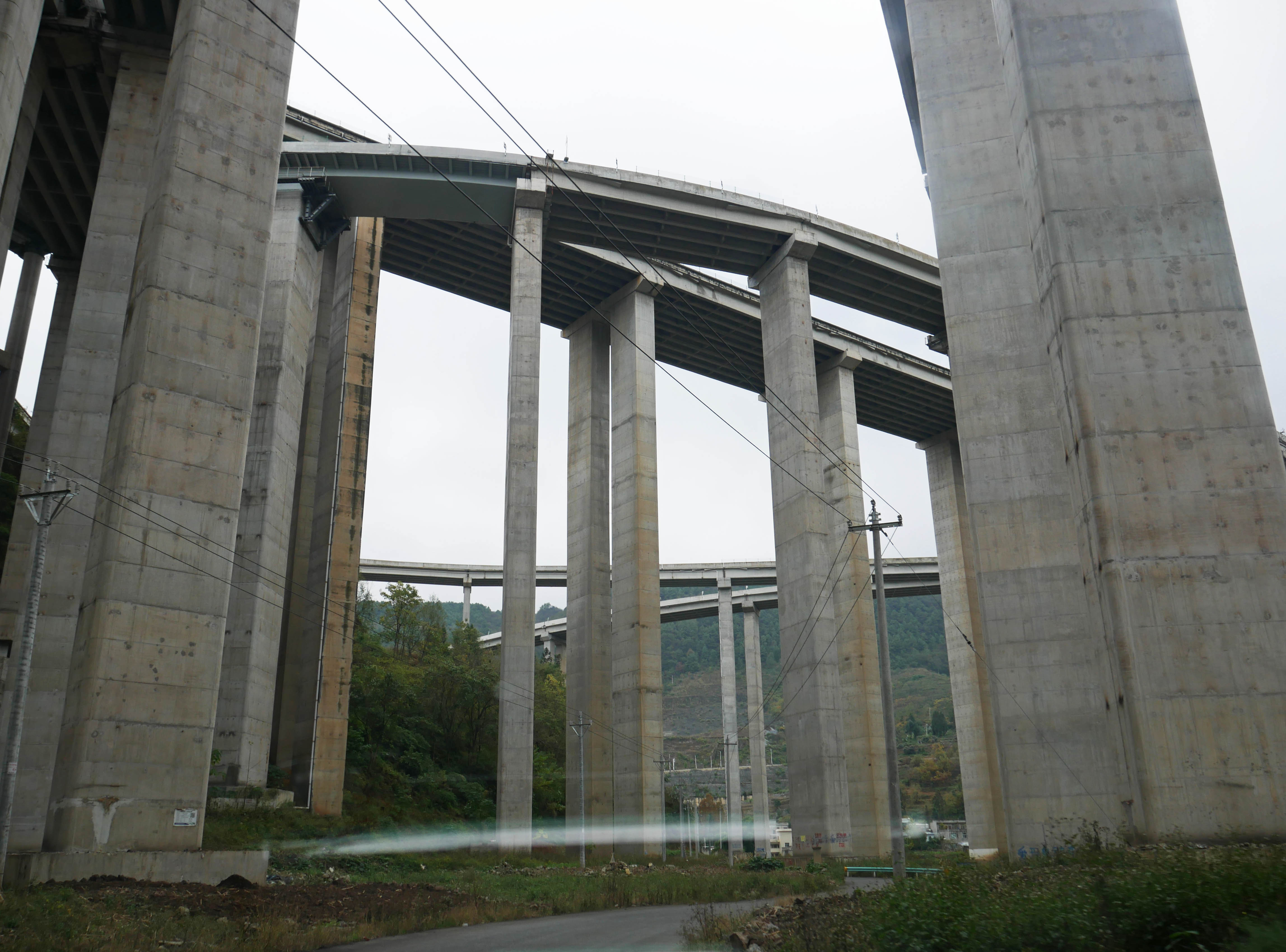 YemachuanzhenInterchangeS20andS61ConcretePiers.JPG