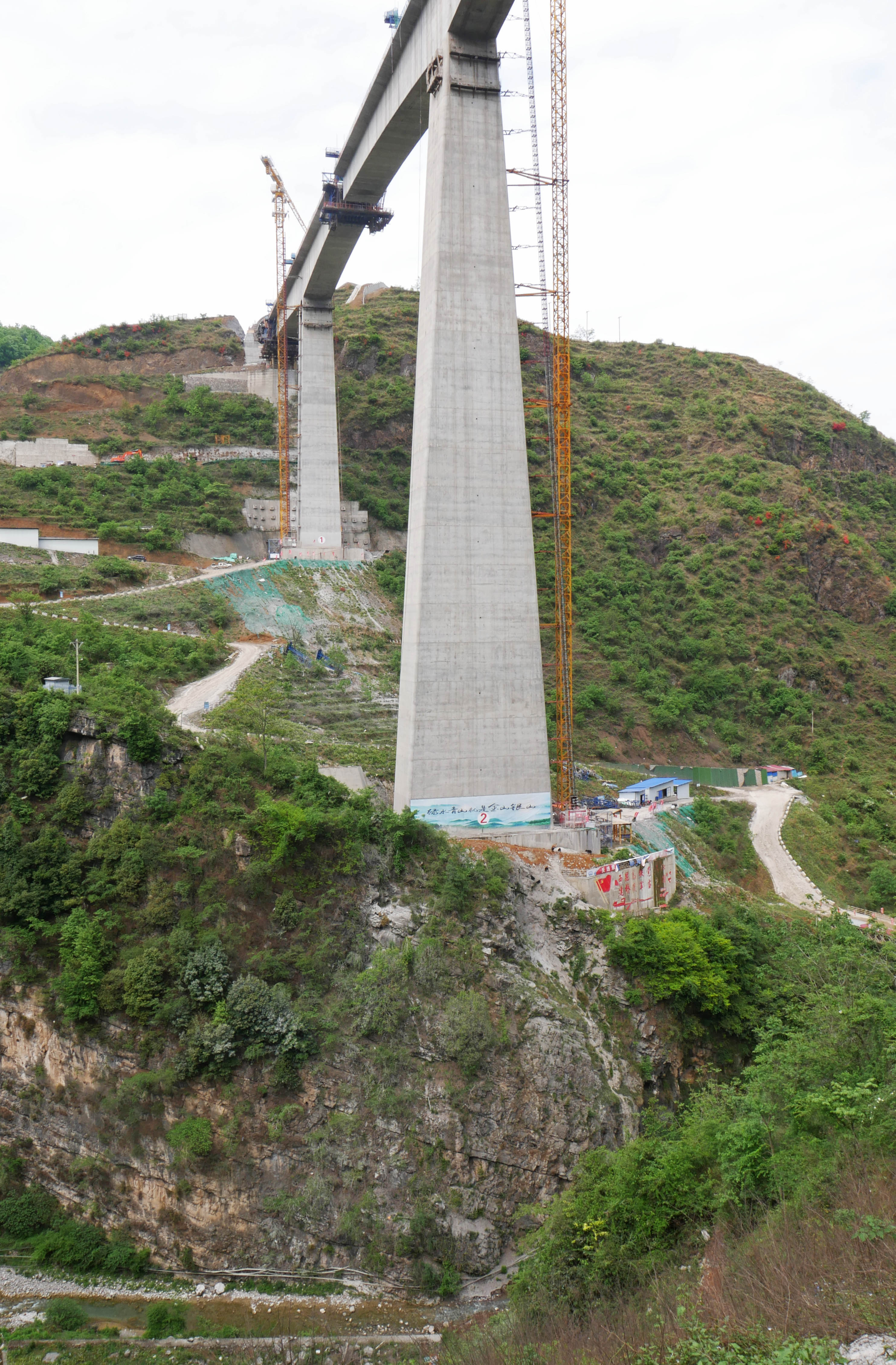Xiaolongtan RailwayCliffDrop.JPG