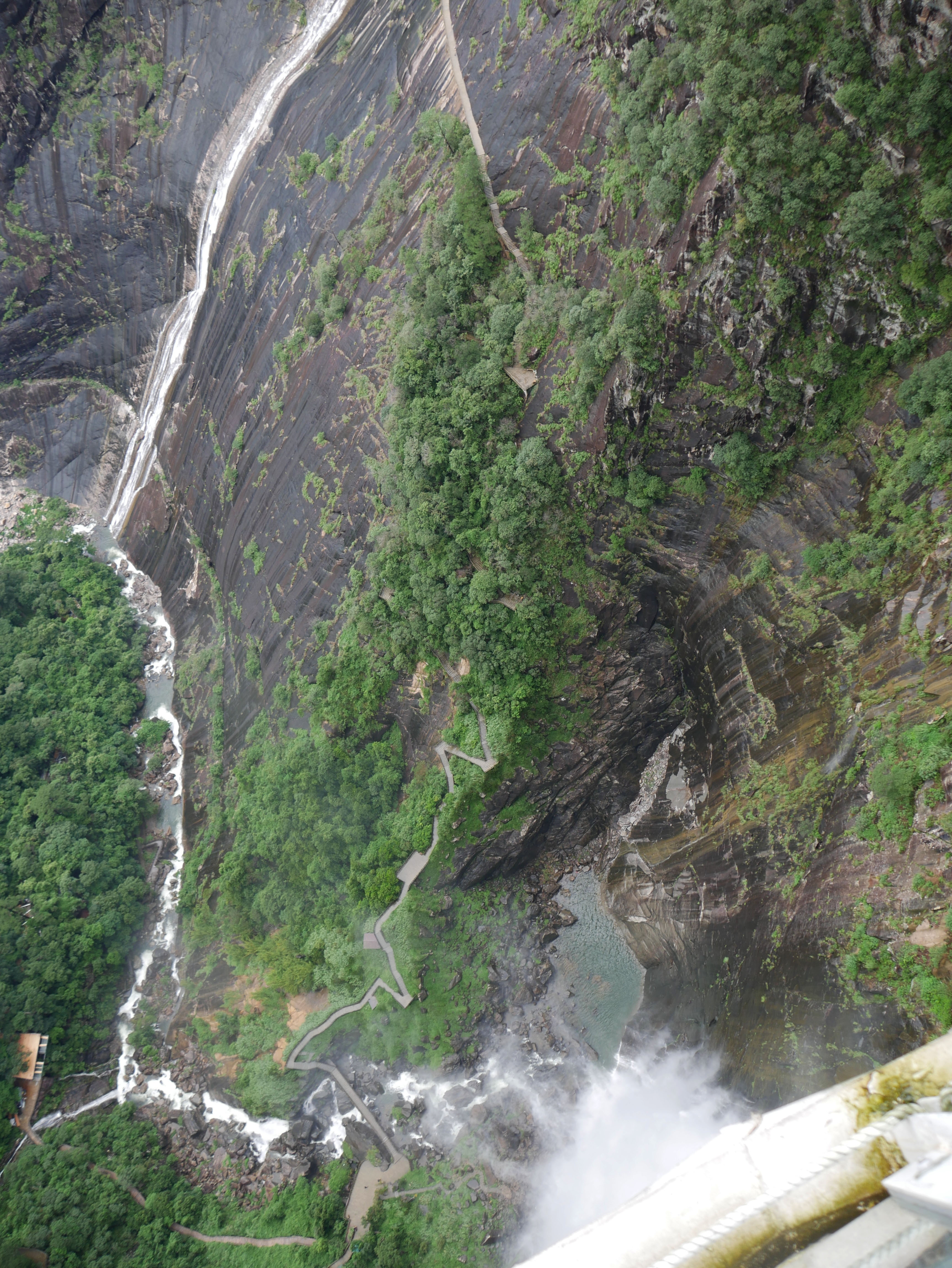 Shiniushan GlassFootpathDown.JPG