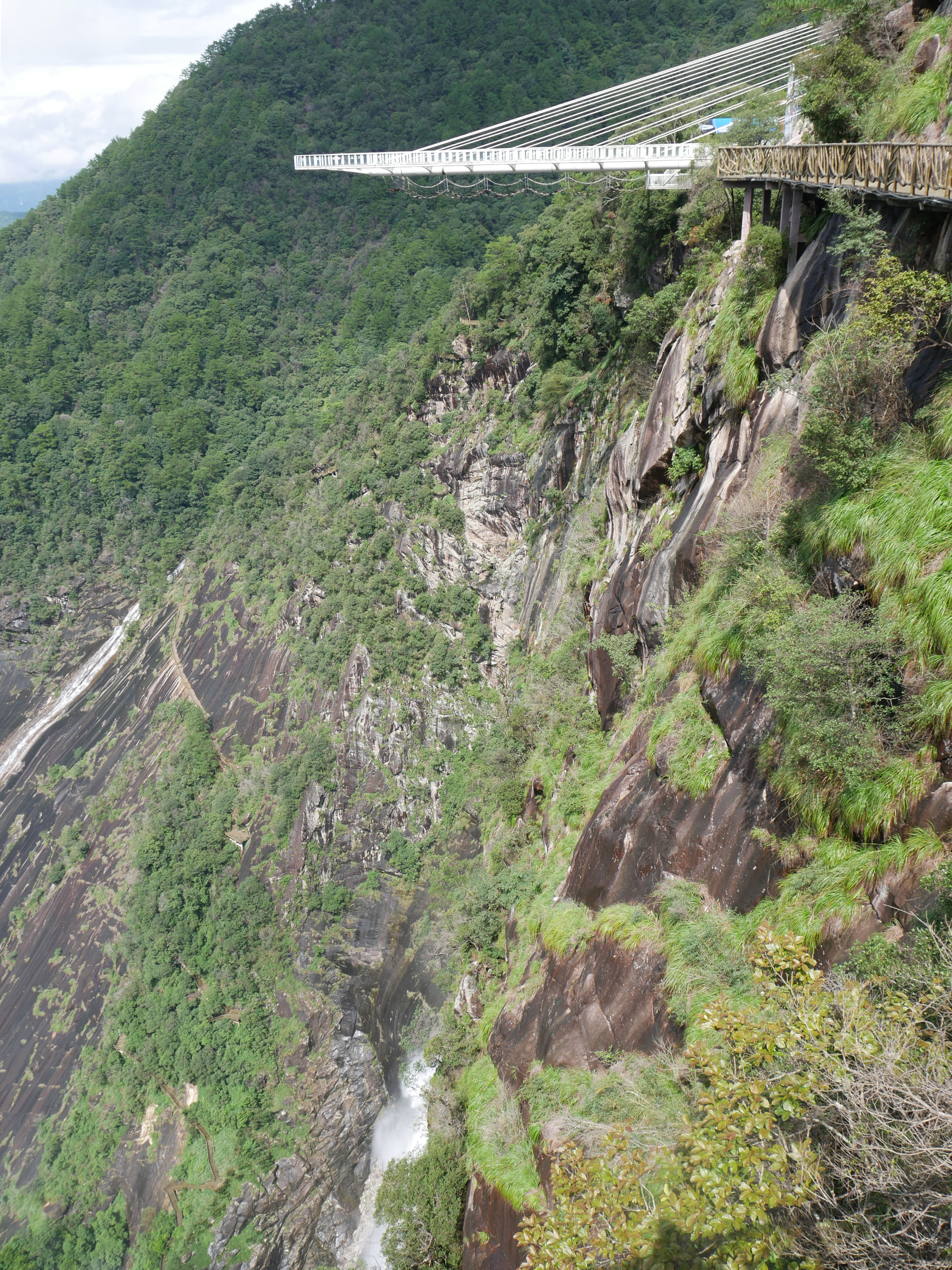 Shiniushan GlassWallDrop.JPG