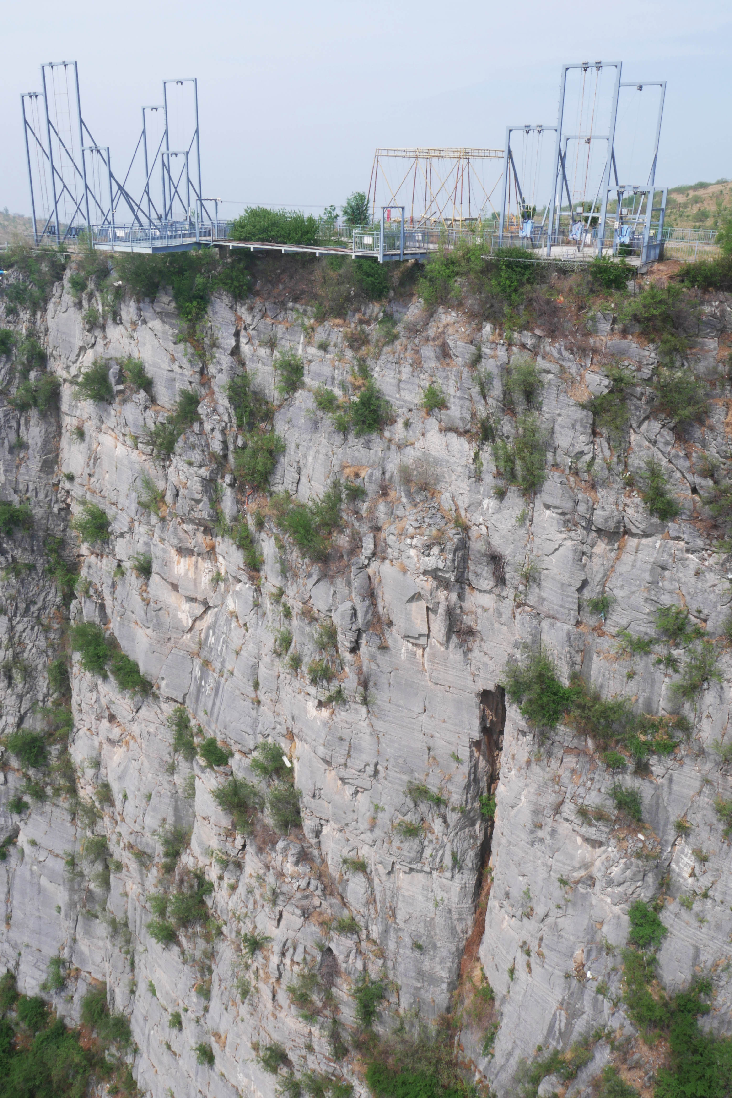 YunmengshanPlatformSwingCliffs.JPG