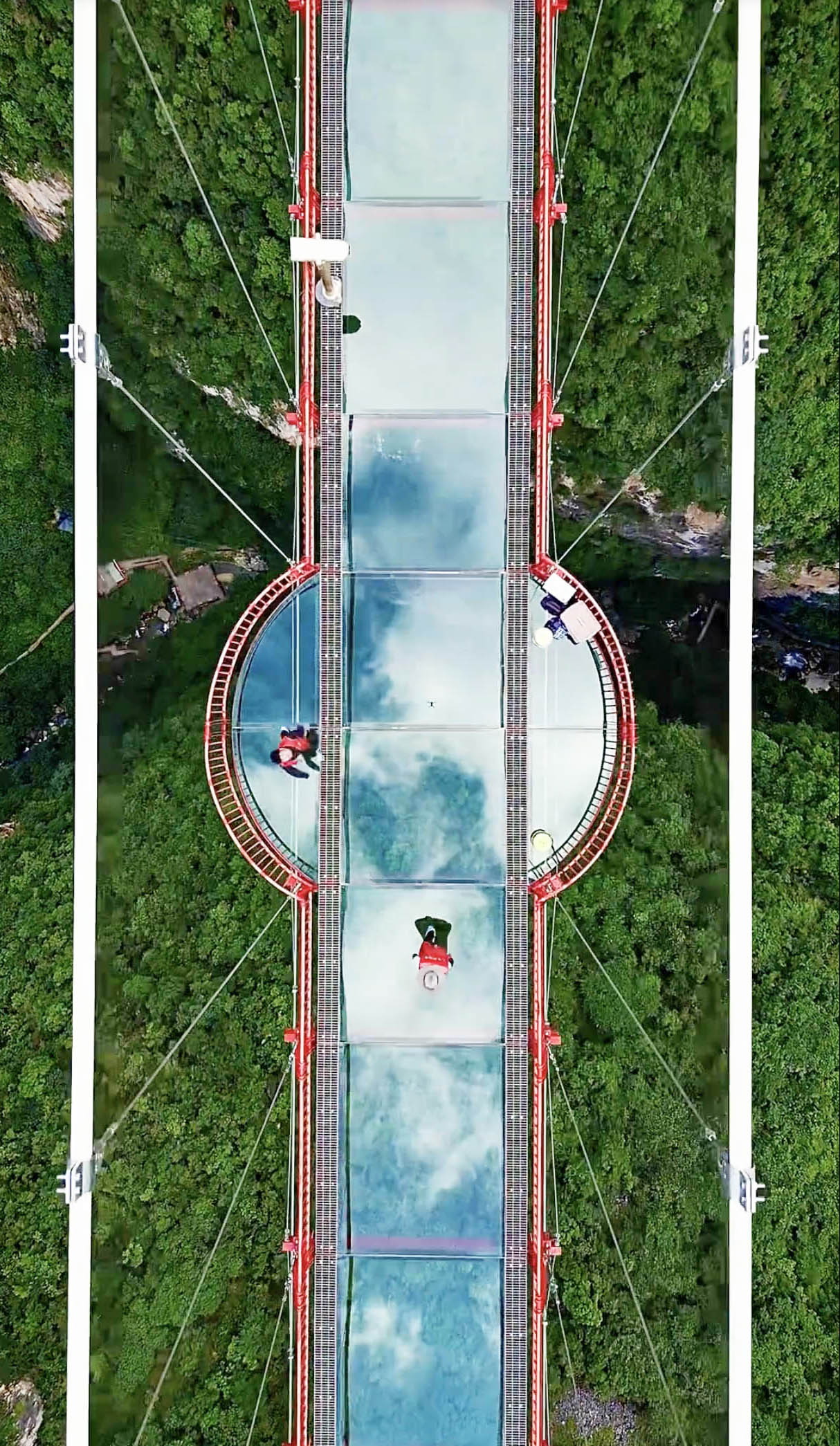 NizhuheGlassFootbridgeDownGlass.jpg